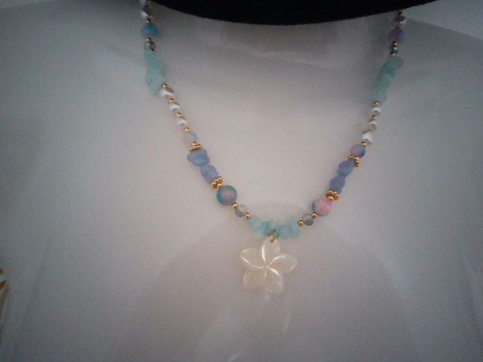 Collier bohème pierres et fleur de nacre blanche