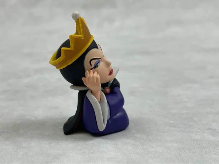 Mini Figurine Disney Vilains La méchante reine de blanche Neige Grimhilde - photo numéro 7