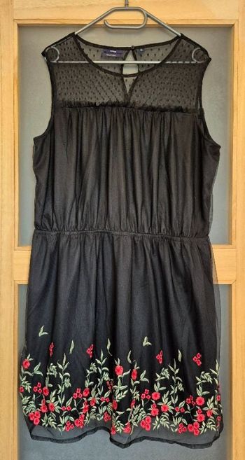 Robe noire brodée