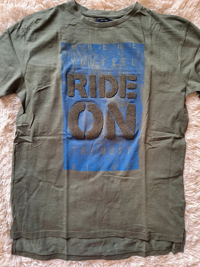 T-shirt vert, kaki et bleu avec écriture, pour un look dynamique et coloré 🌿💙