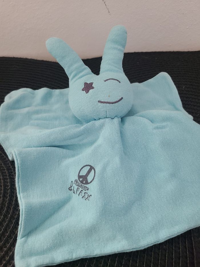 Doudou LAPIN POPSI SOURCING & CONSULTING Plat Carré BLEU l'amour & la PAIX - photo numéro 2