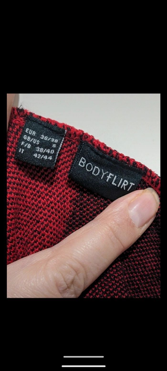 Beau pull hiver Bodyflirt rouge et noir. Taille 38 - photo numéro 4
