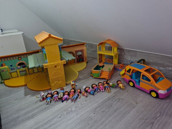 Maison dora + figurines+ piscine+ aire de jeux+van+ abri equestre