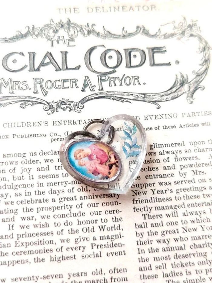 Magnifique petit pendentif en résine, cœur avec médaille religieuse de saint - photo numéro 5