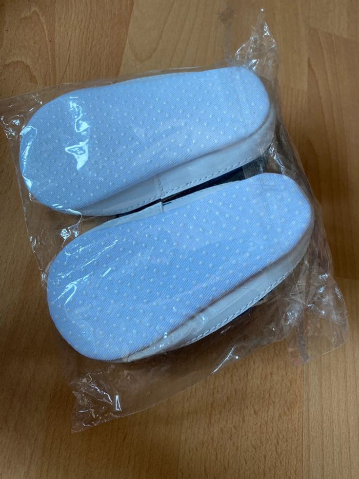 Chaussures / chaussons bébé Taille 13 - photo numéro 3