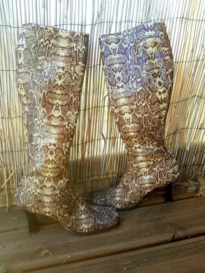 paire de bottes à talons bobine effet python serpent
