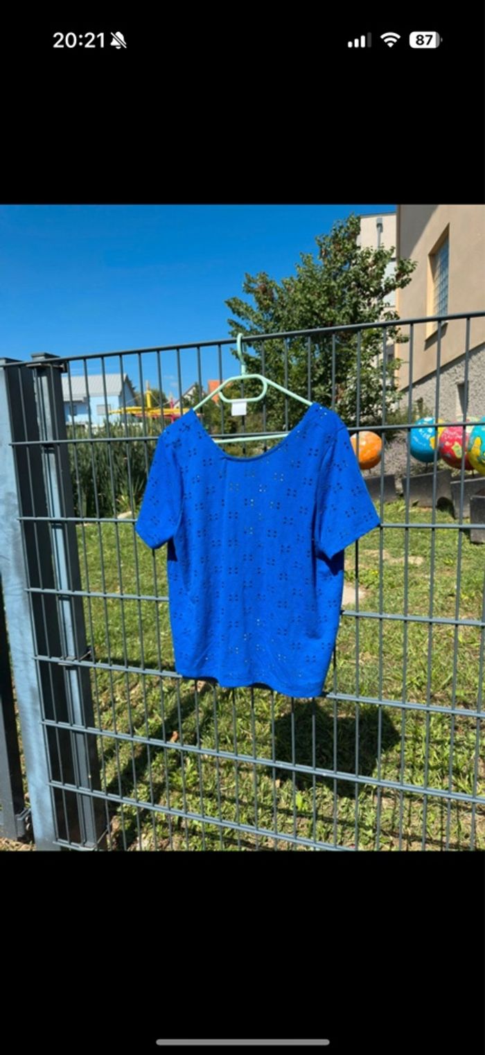 T-shirt bleu dos nue