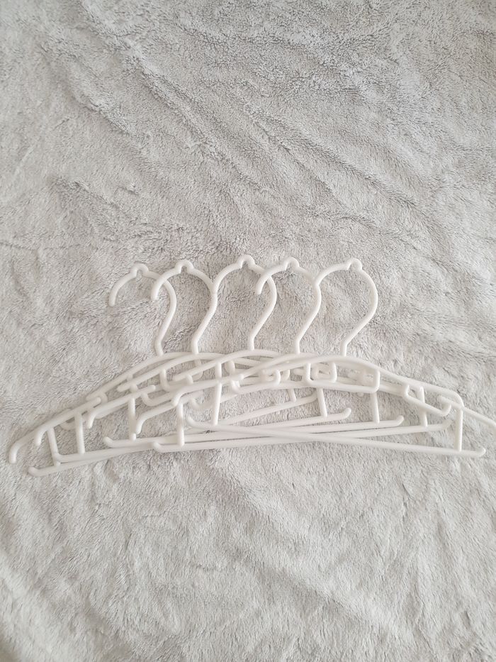 Lot de 5 cintres en plastique blanc