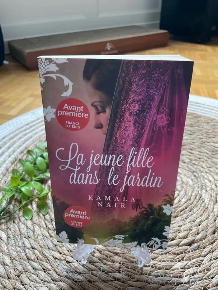 Livre - la jeune fille dans le jardin