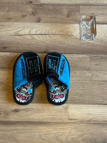 Je vend pantoufles garçon taille 30 très bon état 