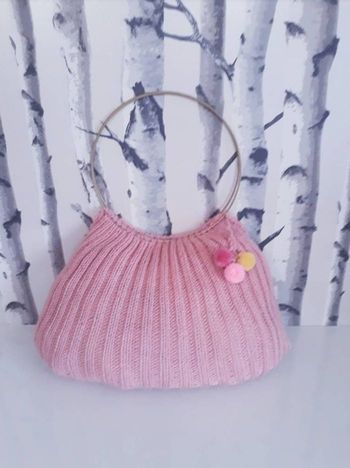 Sac à main besace anse métallique doré rose  tricot laine fait main pour femme