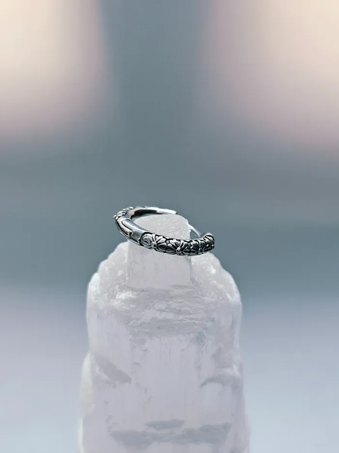 Boucle d’oreille créole acier inoxydable fleurs gravées - photo numéro 2