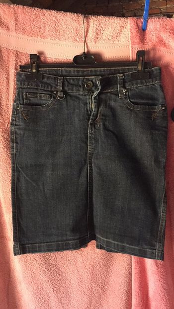 Jupe jeans fendue a l’arrière.