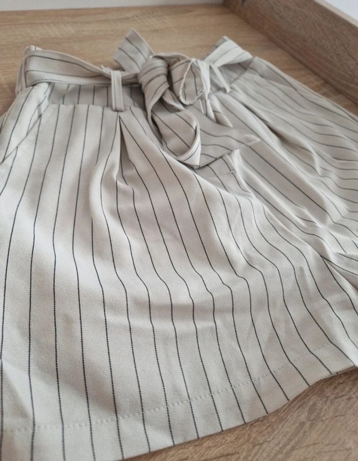 🩳 Short taille haute blanc à rayures noires 🩳 - photo numéro 3