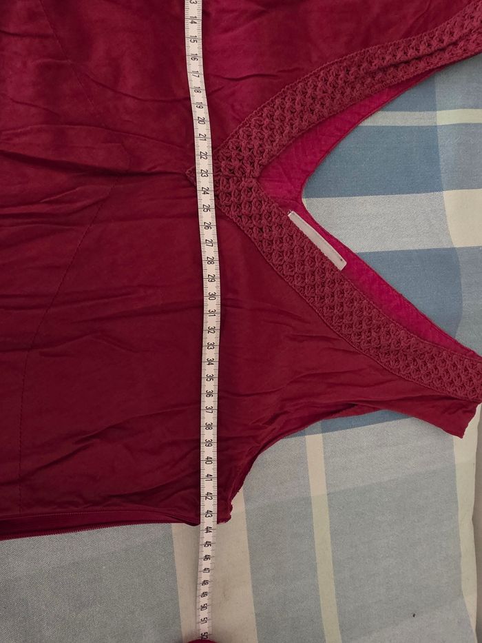 Robe,rose/bordeaux, en excellent état, en coton,encolure et partie basse en crochet, largeur d'épaule 33cm, largeur sous bras 44cm, longueur 118cm,marque Bleu Bonheur =8€Robe,rose/bordeaux, en excellent état, en coton,encolure et partie bas - photo numéro 6