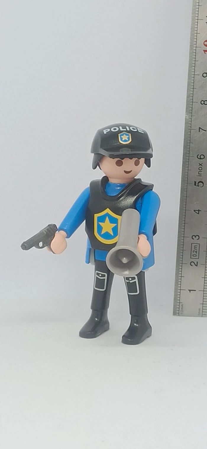 Homme policier avec mégaphone et arme playmobil