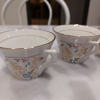Lot 4 petites tasses thé porcelaine