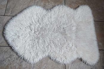 Tapis épais fausse fourrure blanc tbe