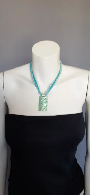 Joli collier bleu et vert.