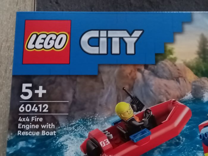 Vend le camion de pompiers 4 fois 4 et le canot de sauvetage lego - photo numéro 2