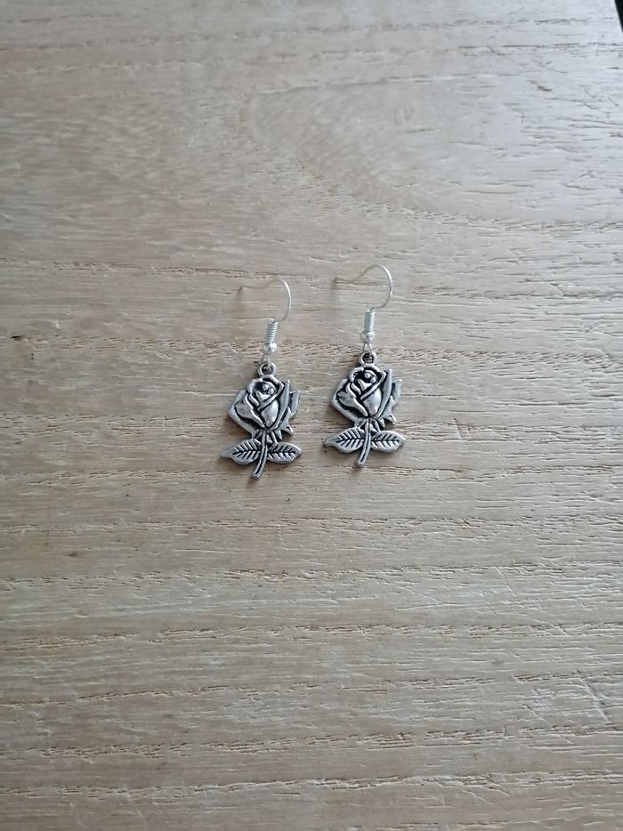Boucles d'oreilles argentées fleur neuves