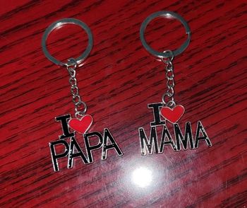 2 porte clef mama papa a offrir neuf