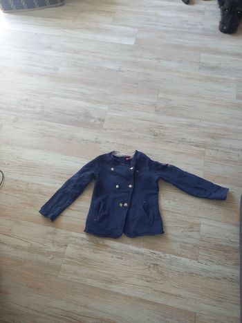 Veste bleue marine.