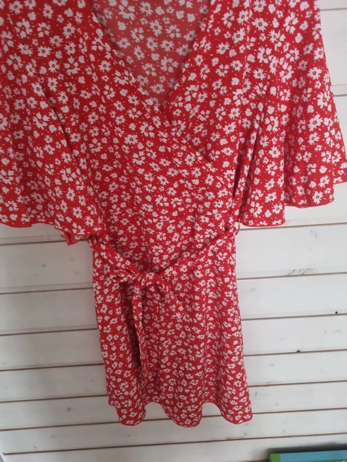 Robe rouge fleur blanche - photo numéro 3