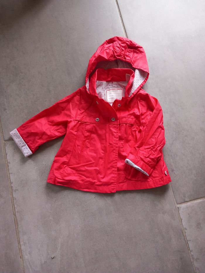 Imperméable rouge.