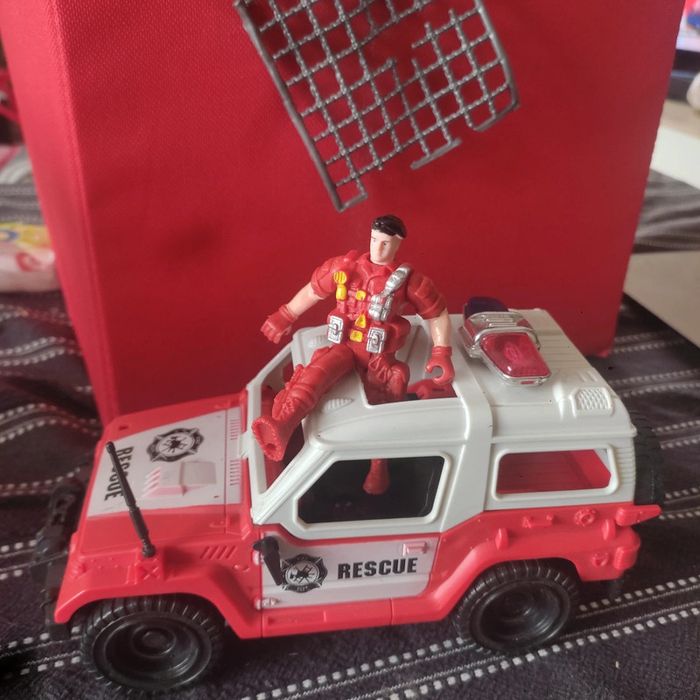 Voiture + figurine