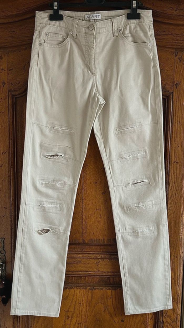 Jean beige clair aspect déchiré ,troué. Marque. Apart