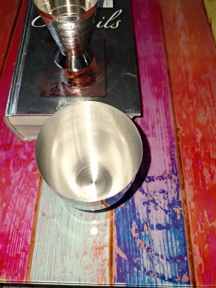 Le petit larousse des cocktails avec verre mesureur et shaker - photo numéro 7