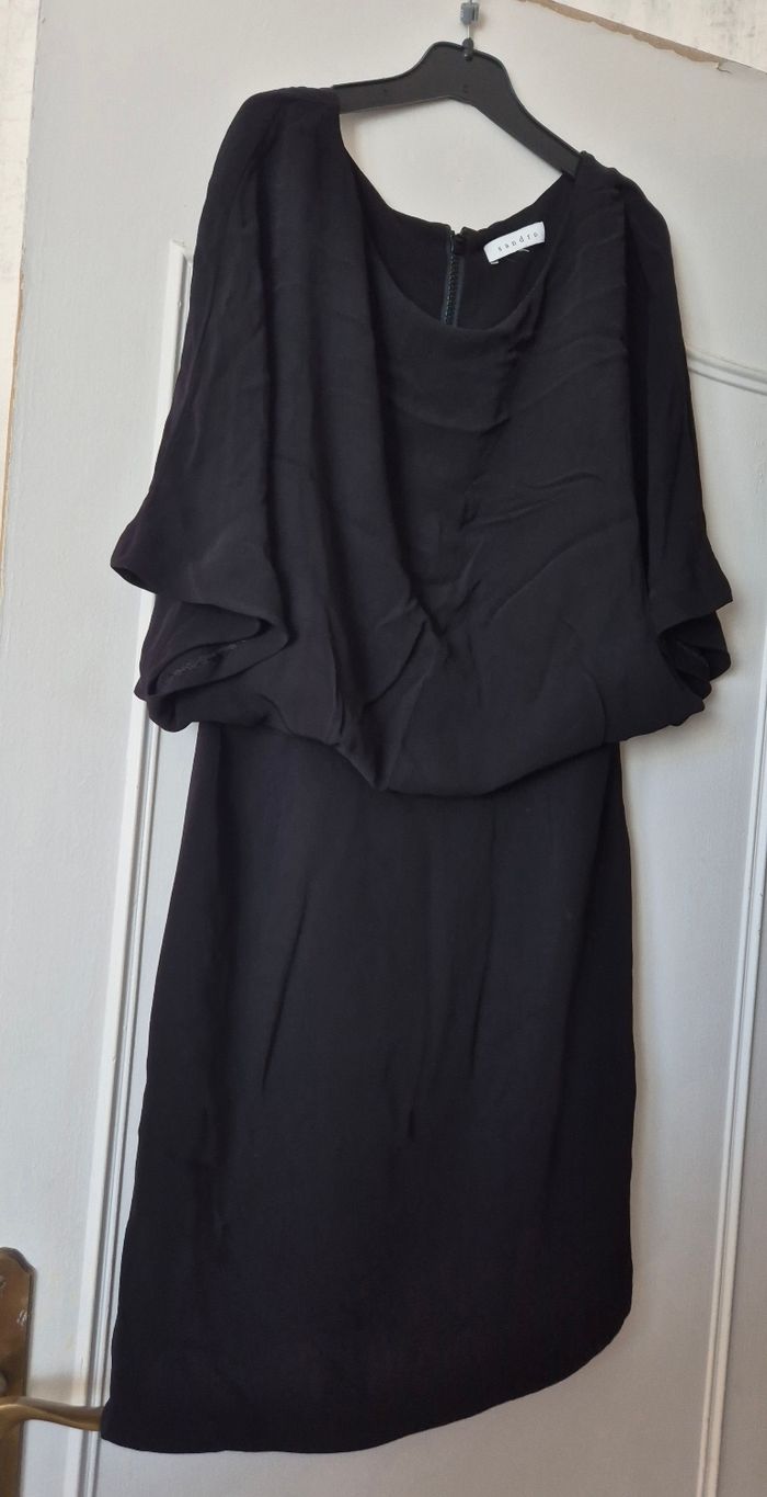 Robe Sandro taille 36 S noir, haut drapé manche chauve souris - photo numéro 1