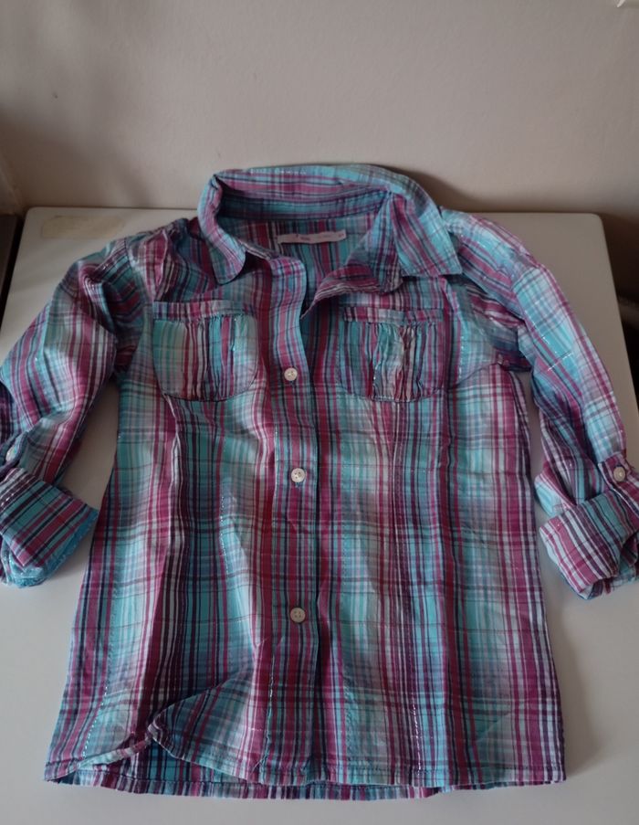 Chemise rayée multicolore. 8 ans . Manches longues ,col et 2 poches . Coton . Très bon état. - photo numéro 8