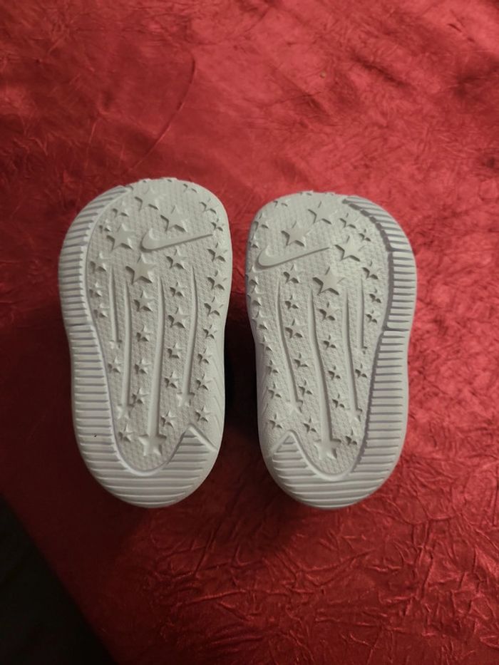 Baskets NIKE Bébé taille 17 - photo numéro 3