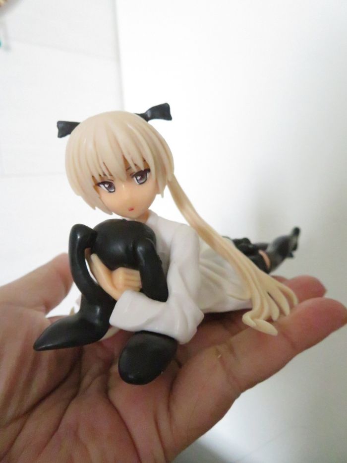 Figurine manga fille allongée avec sa peluche - photo numéro 2