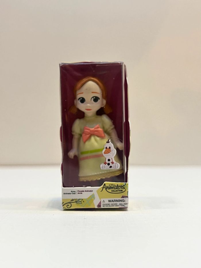 Mini Brands Disney Store série 1 - Poupée Animators Anna (La Reine des Neiges)