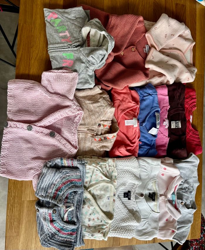 Lot 16 gilets bébé fille 0-6 mois