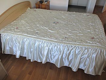 Couvre-lit écru en satin avec broderies, matelassé