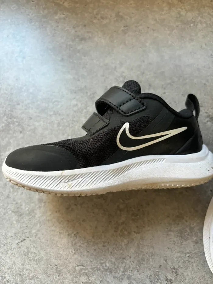 Chaussures Nike enfants taille 25 - photo numéro 2