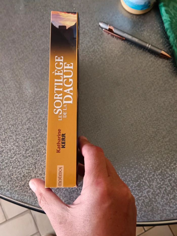 Livre le sortilège de la dague Katharine Kerr - photo numéro 2