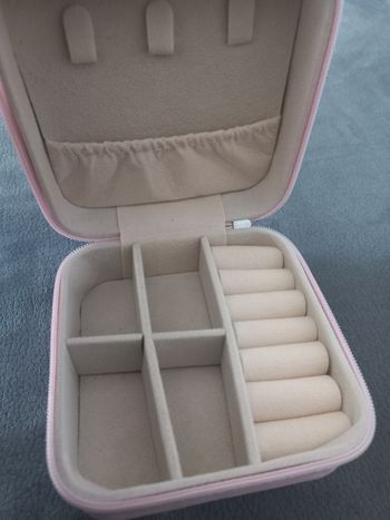 Petite boîte à bijoux de voyage rose