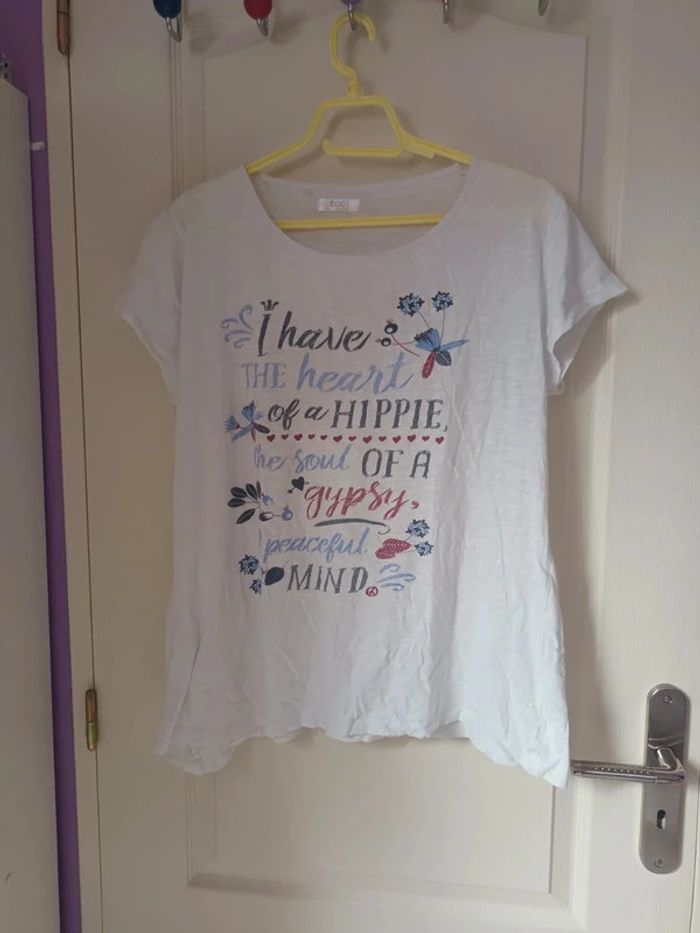 T-shirt blanc avec motifs