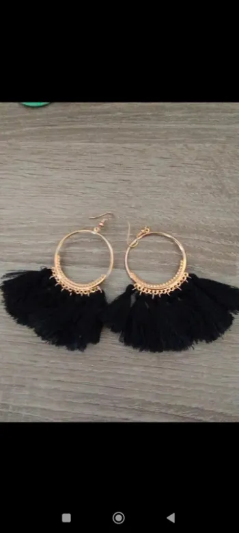 Boucles d'oreilles à pompons noirs