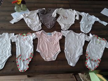 Lot 9 bodies 1 moins bébé fille