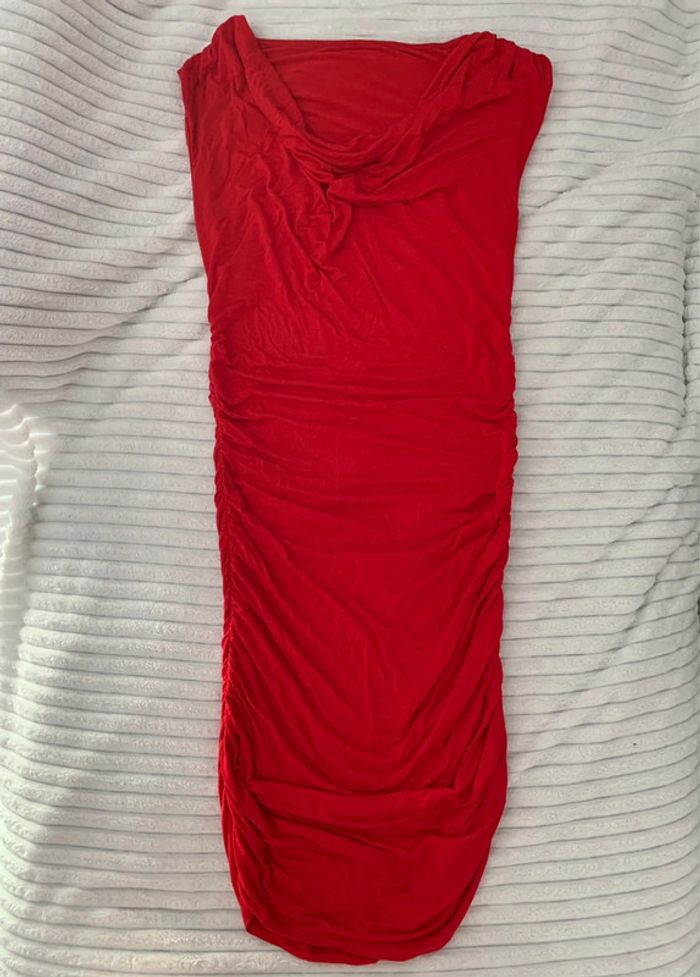 Robe rouge avec col