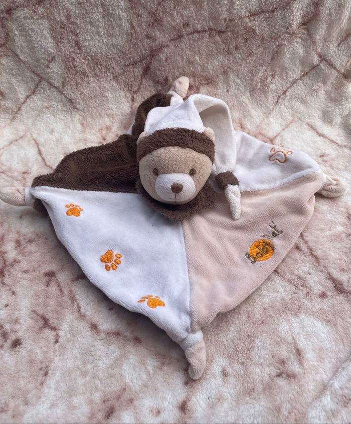 Doudou plat Ours marron beige blanc empreintes pattes orange BabyNat’ Baby Nat’