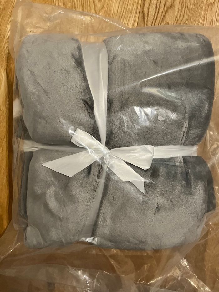 Plaid flanelle, doublé sherpa neuf, dimensions. 150X200 - photo numéro 3