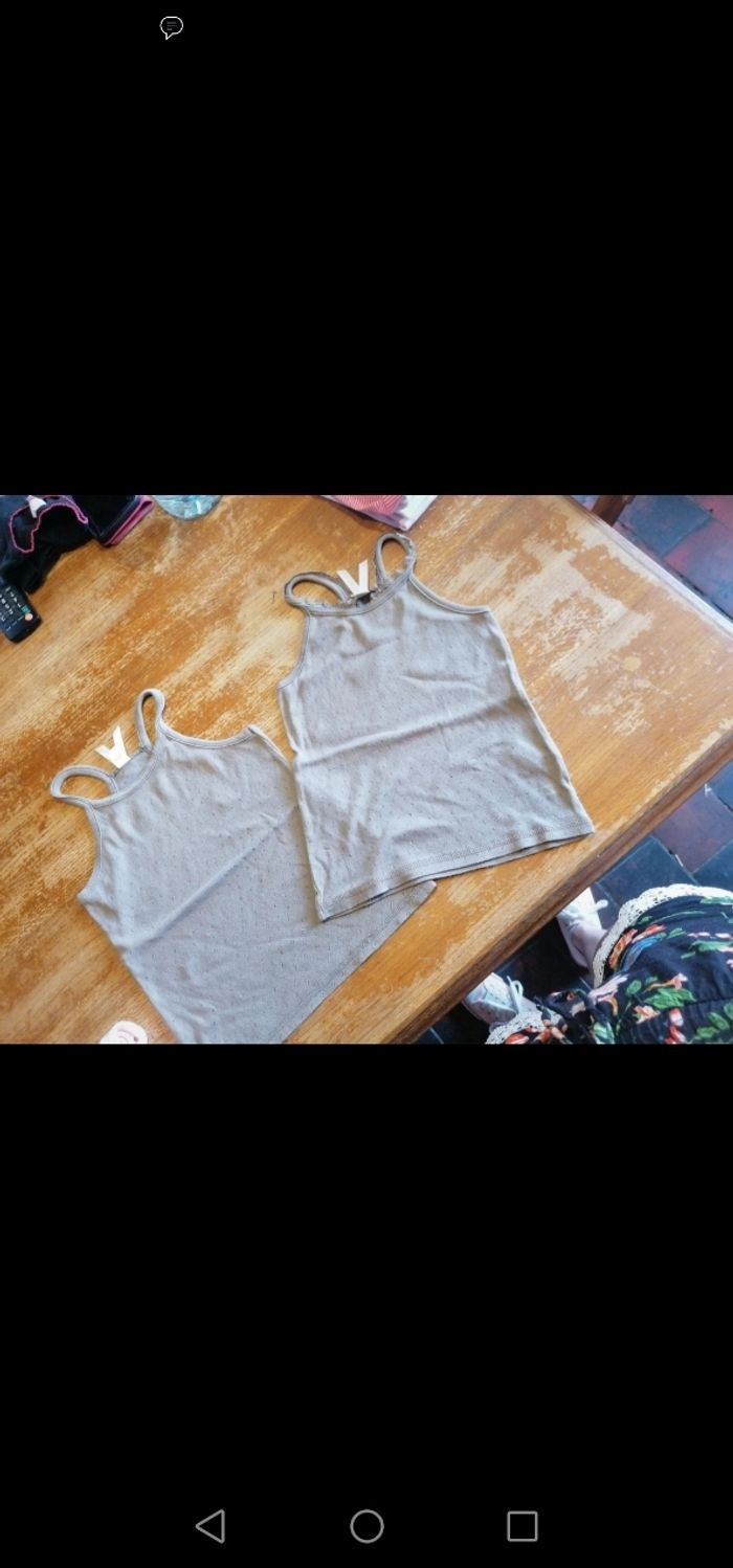 2 débardeurs