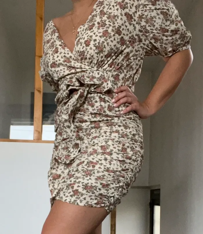Robe beige à fleurs moulante sexy - photo numéro 4